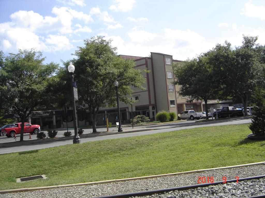 Days Inn Oil City Conference Center Exterior photo
