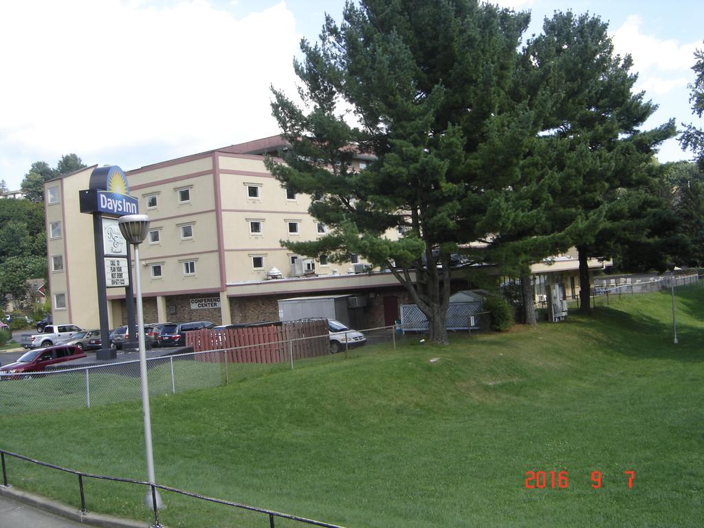 Days Inn Oil City Conference Center Exterior photo